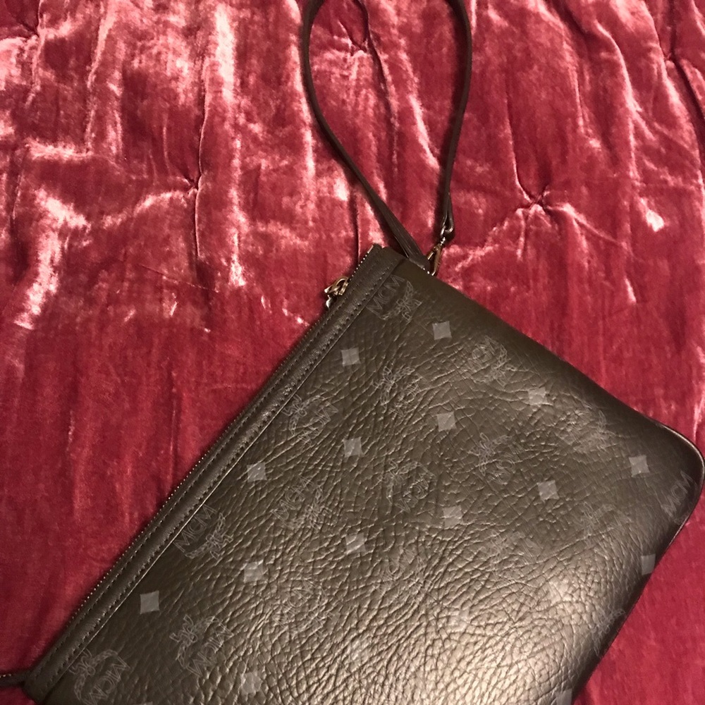 Black mcm pouch 💕